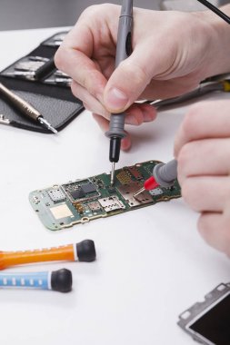 Smartphone multimetre ile tamir yakın çekim