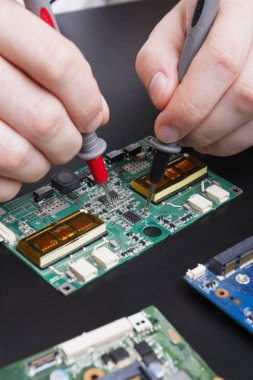 Elektronik devre kartı teftiş yakın çekim