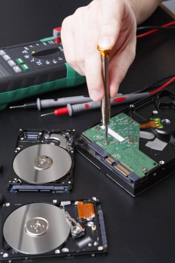 Sabit disk sürücü sökülmesi yakın çekim