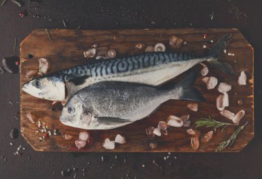 Ahşap tahta at kahverengi zemin üzerinde taze uskumru