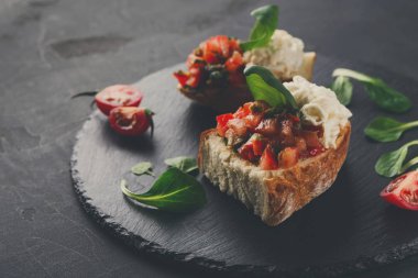 Bruschetta peynir ve siyah arka plan üzerine sebze ile