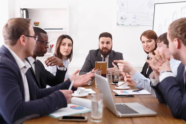 Zakelijke bijeenkomst voor jonge succesvolle team met mannelijke baas op kantoor — Stockfoto