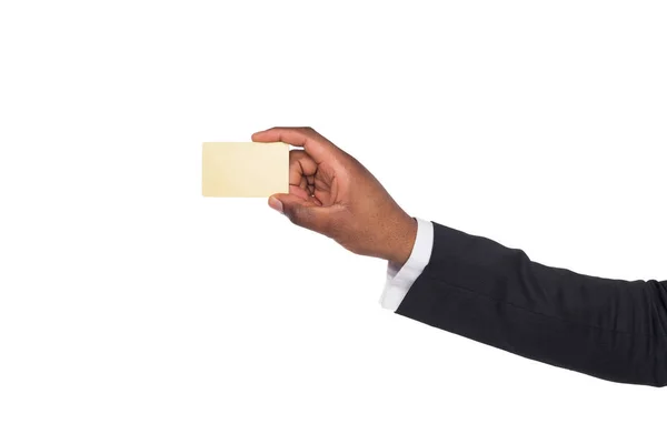 Close-up de mão masculina preta em terno segurando cartão de plástico em branco — Fotografia de Stock