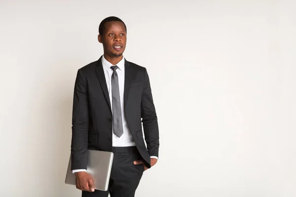 Afroamerikanska manliga leende manager i kostym stående, hålla laptop. Porträtt — Stockfoto