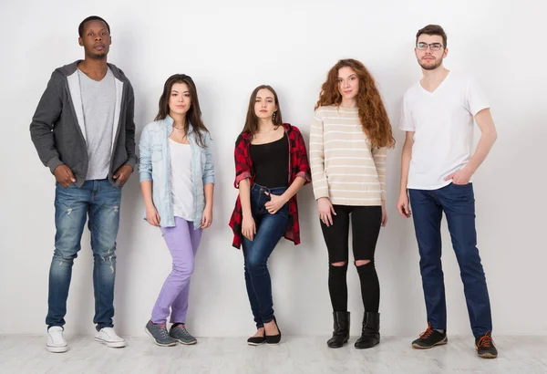 Группа студентов, стоящих в очереди в помещении — стоковое фото