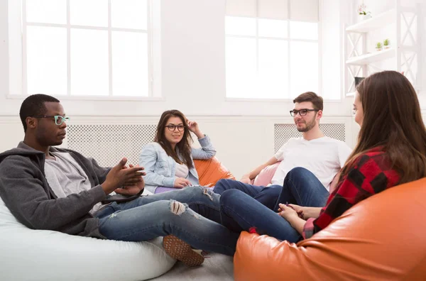 Yaratıcı profesyonel tasarımcılar fikirleri tartışmak