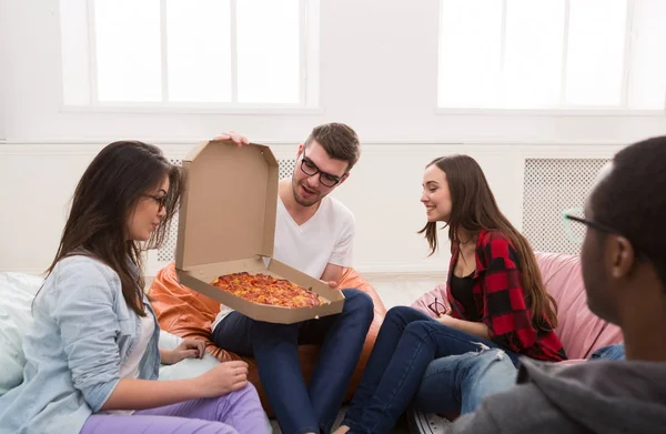 Students sharing pizza at home party — Stock Photo, Image