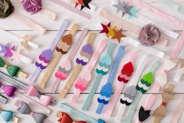 Renkli elastik bir şekilde dekore edilmiş saç bantları kümesi