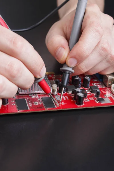 Circuito electrónico de la placa roja de inspección de cerca —  Fotos de Stock