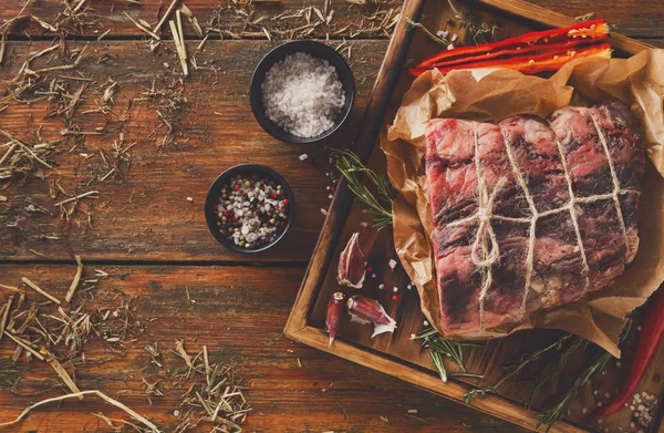 Cru envelhecido primo preto angus carne em papel artesanal em madeira rústica — Fotografia de Stock