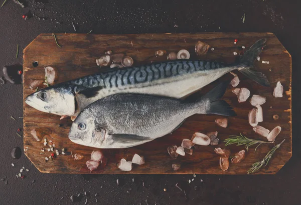 Ahşap tahta at kahverengi zemin üzerinde taze uskumru