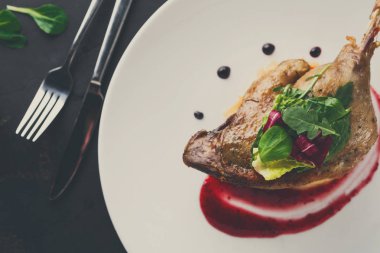 Restoran yemekleri. Ördek confit siyah adam sebze ile