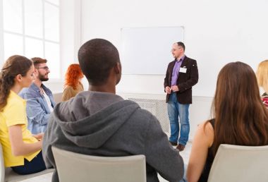 Kopya ofis tanıtımı yapan yetişkin erkek