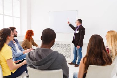 Kopya ofis tanıtımı yapan yetişkin erkek