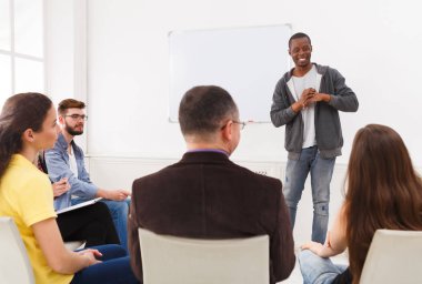 Ofiste sunum yapan Afrikalı-Amerikalı erkek