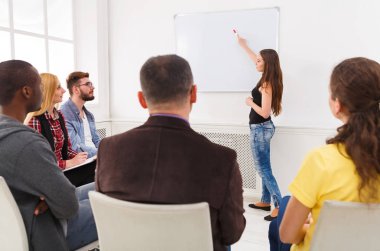 Esmer kadının office sunum yapması