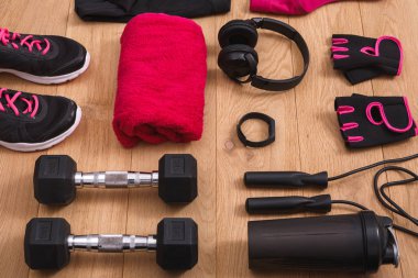 Kadın spor giyim ve malzemeleri üst görüntüleme