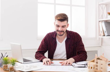 mimar ofis planı üzerinde çalışıyor