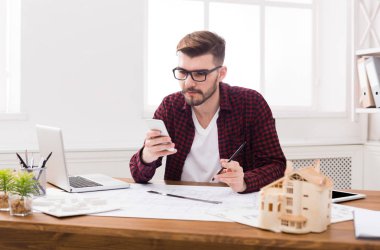 mimar ofis planı üzerinde çalışıyor