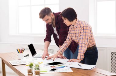 Projede çalışan ciddi profesyonel tasarımcılar