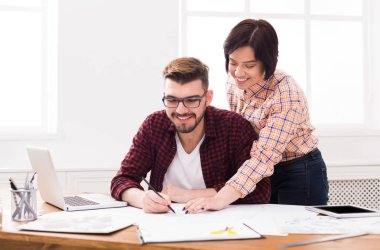 Bina tartışırken iki gülümseyen Mimarlar planı