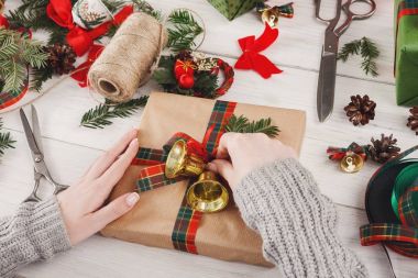 Hediye. Modern Noel hediyesi kutularına ambalaj