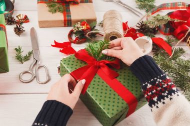 Hediye. Modern Noel hediyesi kutularına ambalaj