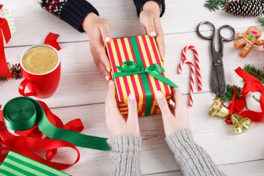 Hediye. Modern Noel hediyesi kutularına ambalaj