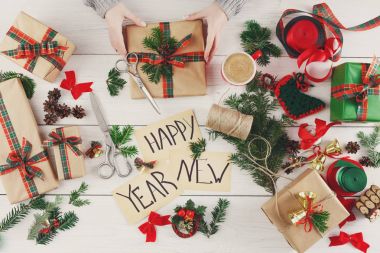 Yaratıcı hobi. Modern el yapımı Noel hediyesi kutu yapma