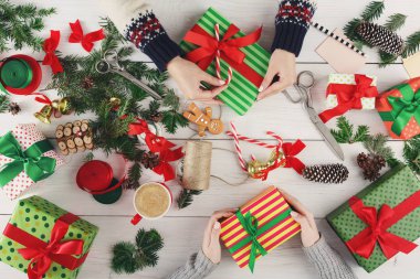 Yaratıcı hobi. Modern el yapımı Noel hediyesi kutu yapma