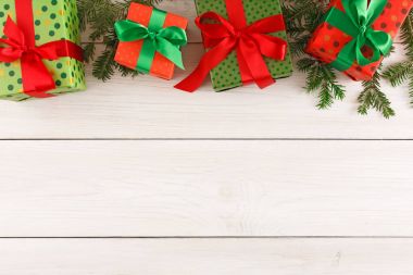 Ahşap arka plan üzerinde herhangi bir tatil için renkli mevcut kutuları