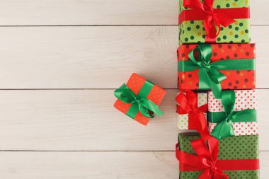 Noel hediye kutuları, ahşap masa arka plan üzerinde Üstten Görünüm.