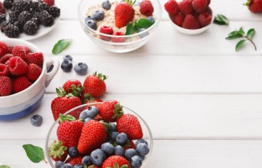 Karışık meyveli cam kase closeup, seçici odak