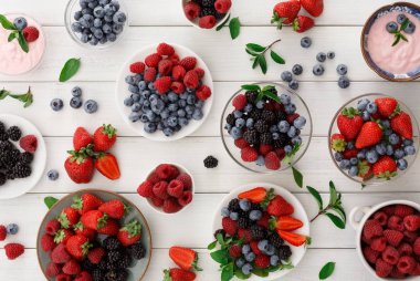 Sağlıklı bir kahvaltı meyve ve yoğurt Beyaz ahşap tablo