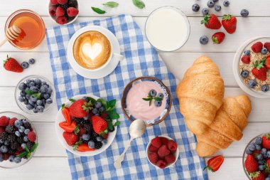 Continental Kahvaltı croissants ve kareli kumaş üzerine çilek ile