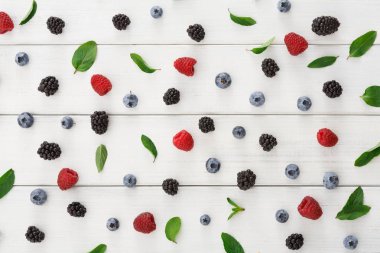 Beyaz ahşap masa üstü görünümünde çeşitli meyveler