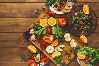 Ahşap masa kesilmiş meyve ve sebze ile servis