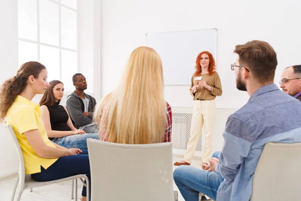 Pelirroja haciendo presentación en oficina — Foto de Stock