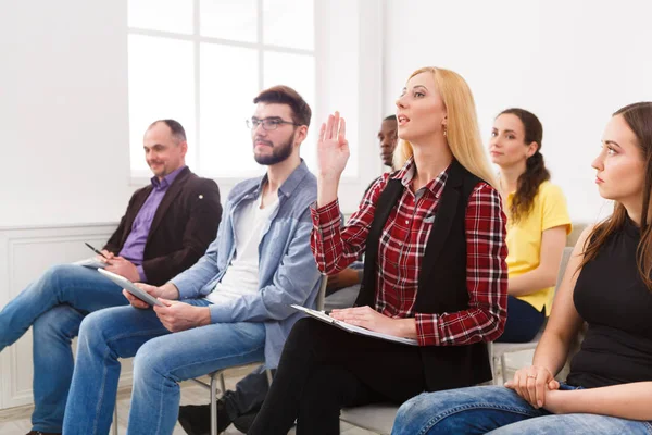 Grupo de personas sentadas en el seminario, espacio para copiar — Foto de Stock