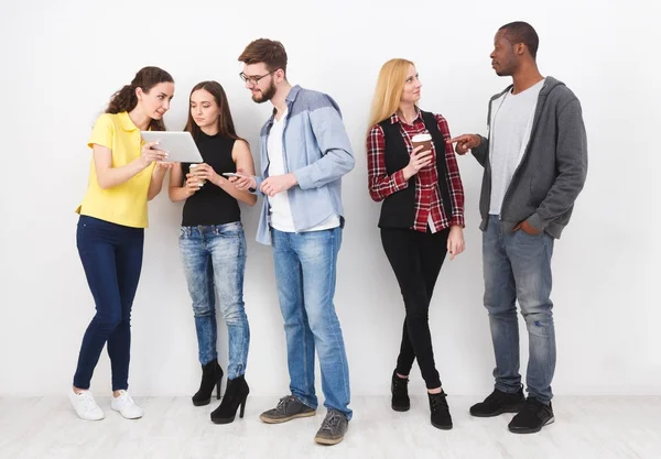 Beyaz zemin üzerine toplantı arkadaşlar