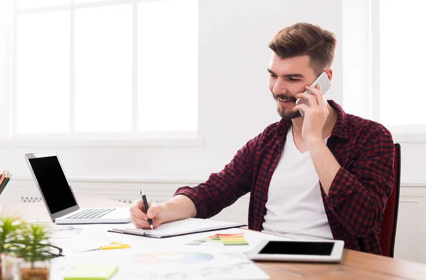 Giovane allegro uomo d'affari che parla sul telefono cellulare — Foto Stock