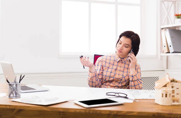 Mujer de negocios leyendo documento en escritorio de oficina — Foto de Stock