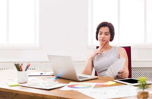 Mujer de negocios leyendo documento en escritorio de oficina — Foto de Stock