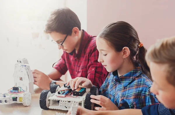 Stem education. Kids creating robots at school — Stock Photo, Image