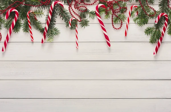 Fundo de Natal com doces e borda de abeto em madeira — Fotografia de Stock