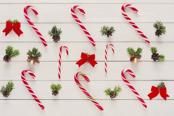 Kerstmis achtergrond met snoepjes en kleine ballen op hout — Stockfoto