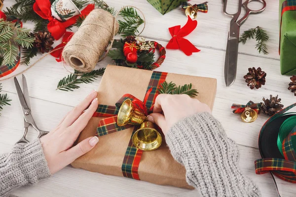 Hediye. Modern Noel hediyesi kutularına ambalaj