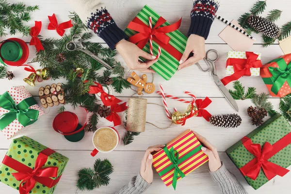 Yaratıcı hobi. Modern el yapımı Noel hediyesi kutu yapma