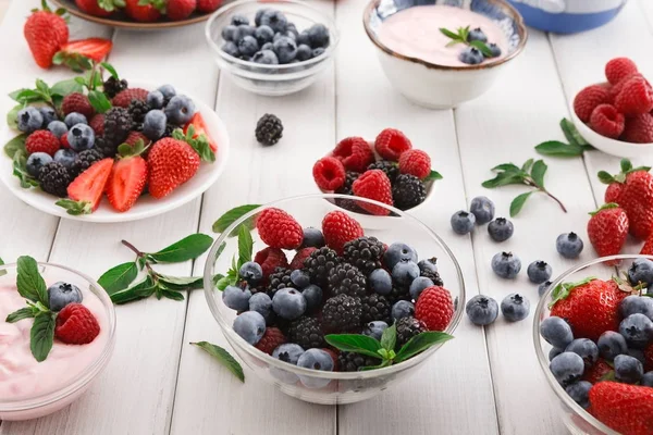 Gesundes Frühstück mit Beeren und Joghurt auf weißem Holztisch — Stockfoto