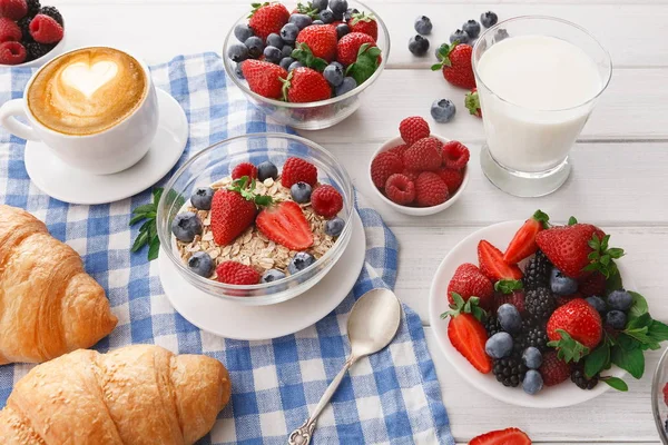 Desayuno continental con cruasanes y bayas sobre tela a cuadros — Foto de Stock